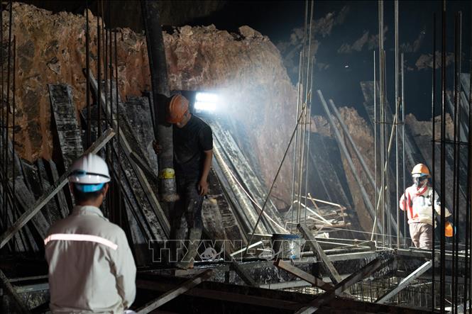 Lực lượng công nhân được huy động làm việc xuyên đêm nhằm đảm bảo tiến độ xây dựng tại Trường phổ thông nội trú liên cấp Tiểu học - Trung học cơ sở Hùng Sơn (thôn Abanh 1, xã Hùng Sơn, thành phố Đà Nẵng). Ảnh: Khoa Chương - TTXVM