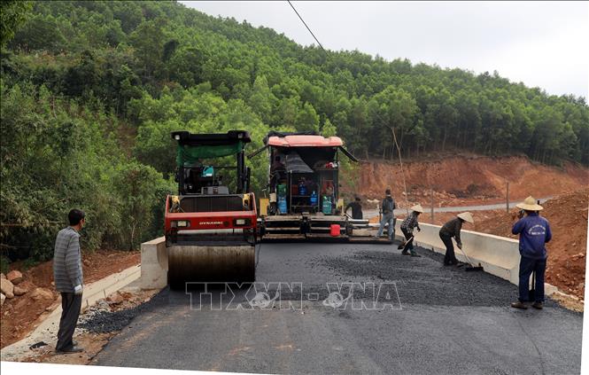 Nhiều tuyến đường ở miền núi Kỳ Thượng cũng được thảm nhựa tạo thuận lợi cho giao thông miền núi. Ảnh: Đức Hiếu - TTXVN