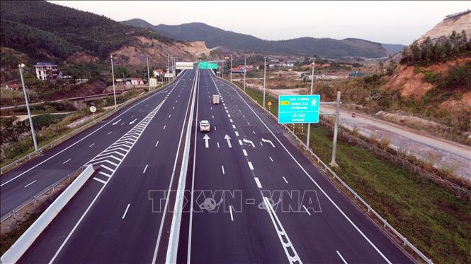 Cao tốc Hạ Long - Móng Cái tạo sự phát triển và kết nối giữa trung tâm tỉnh với khu vực cửa khẩu. Ảnh: Đức Hiếu - TTXVN