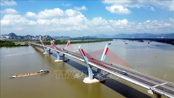 Cầu Rừng nối giữa Quảng Ninh và Hải Phòng tạo sự kết nối giữa 2 địa phương. Ảnh: Đức Hiếu - TTXVN