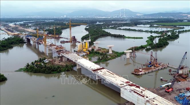 Tuyến đường ven sông nối giữa Đông Triều (cũ) và Hạ Long (cũ) của tỉnh Quảng Ninh đang được đẩy nhanh tiến độ tạo sự kết nối giữa phía Tây của tỉnh. Ảnh: Đức Hiếu - TTXVN
