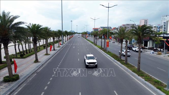 Tuyến đường bao biển Hạ Long - Cẩm Phả là một trong những tuyến đường đẹp nhất Việt Nam. Ảnh: Đức Hiếu - TTXVN