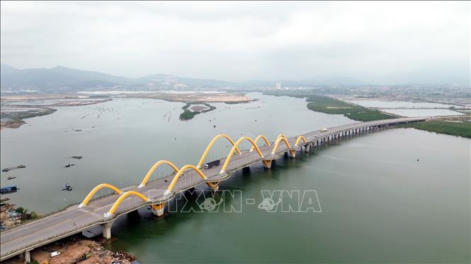 Những cây cầu nối đôi bờ vịnh Cửa Lục tạo sự phát triển đô thị về phía Tây trung tâm tỉnh. Ảnh: Đức Hiếu - TTXVN