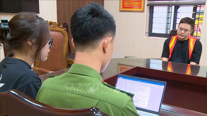 Đối tượng khai báo tại Cơ quan Công an.
Ảnh: TTXVN phát