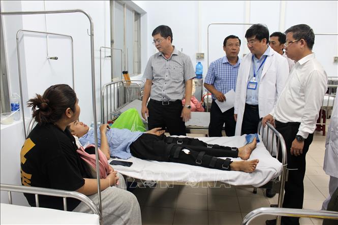 Đoàn công tác của UBND tỉnh Lâm Đồng thăm hỏi, động viên các nạn nhân đang điều trị tại Bệnh viện đa khoa Bình Thuận. Ảnh: Hồng Hiếu- TTXVN