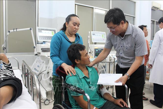 Phó Chủ tịch UBND tỉnh Nguyễn Hồng Hải trao số tiền hỗ trợ đối với những người bị thương. Ảnh: Hồng Hiếu- TTXVN