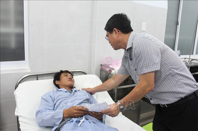 Phó Chủ tịch UBND tỉnh Nguyễn Hồng Hải gửi lời thăm hỏi ân cần, chia sẻ, động viên các nạn nhân sớm ổn định tinh thần tích cực điều trị. Hồng Hiếu- TTXVN