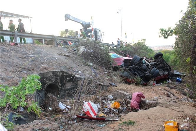 Hiện trường vụ ô tô lao xuống vực ở xã Hòa Thắng, tỉnh Lâm Đồng khiến nhiều người thương vong. Ảnh: Hồng Hiếu- TTXVN