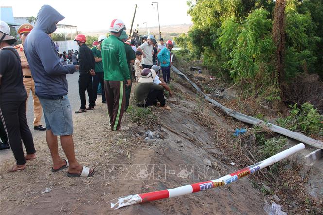 Hiện trường vụ ô tô lao xuống vực ở xã Hòa Thắng, tỉnh Lâm Đồng khiến nhiều người thương vong. Ảnh: Hồng Hiếu- TTXVN