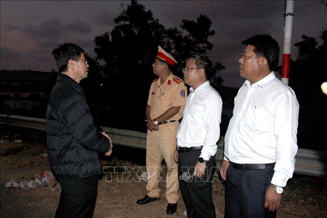 Đoàn công tác của UBND tỉnh Lâm Đồng đã đến kiểm tra sơ bộ hiện trường sự cố và nghe báo cáo về công tác cứu hộ cứu nạn. Ảnh: Hồng Hiếu- TTXVN