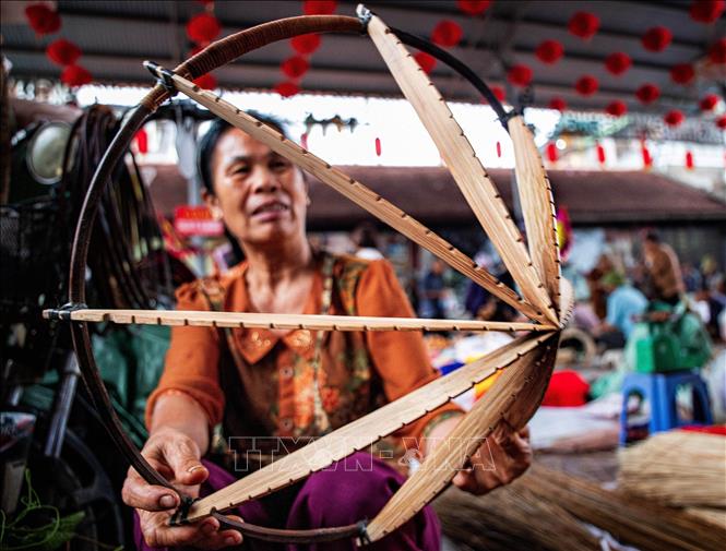 From the initial frame, artisans carry out a series of meticulous steps including preparing the leaves, shaping the rings, forming the hat, stitching, inserting the inner lining and finishing the brim to complete a conical hat. Photo: Vân Chi/VNA