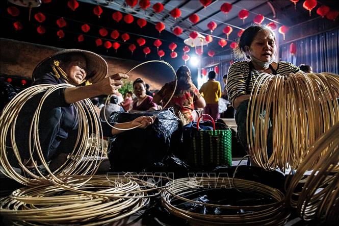 A wide range of materials and tools, such as frames, bamboo rings, palm leaves, nylon thread and sewing supplies, are sold at the market. Photo: Vân Chi/VNA