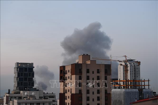 Khói bốc lên sau một vụ tấn công tại Tehran, Iran. Ảnh: THX/TTXVN