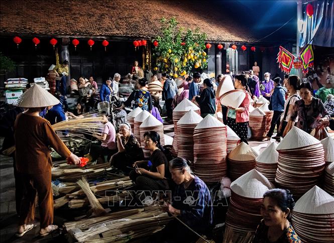 The Chuong hat market runs from around 4:30 to 7:00 a.m. on designated lunar days each month. Photo: Vân Chi/VNA