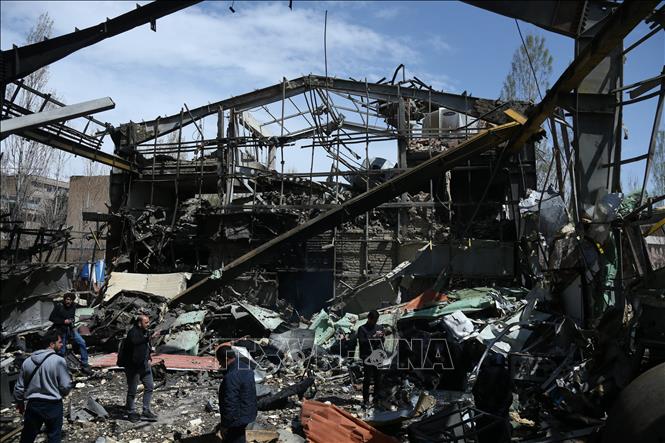 Cảnh đổ nát sau một vụ tấn công của Mỹ và Israel tại Tehran, Iran, ngày 4/4/2026. Ảnh: THX/TTXVN