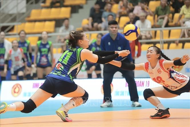 Ngay sau lễ khai mạc diễn ra trận đấu giữa nữ Geleximco Hưng Yên (áo đỏ) gặp nữ Hoá chất Đức Giang Lào Cai (áo xanh). Thi đấu lấn lướt, Hoá chất Đức Giang Lào Cai giành chiến thắng cách biệt với tỷ số 3-0. Ảnh: Minh Quyết - TTXVN