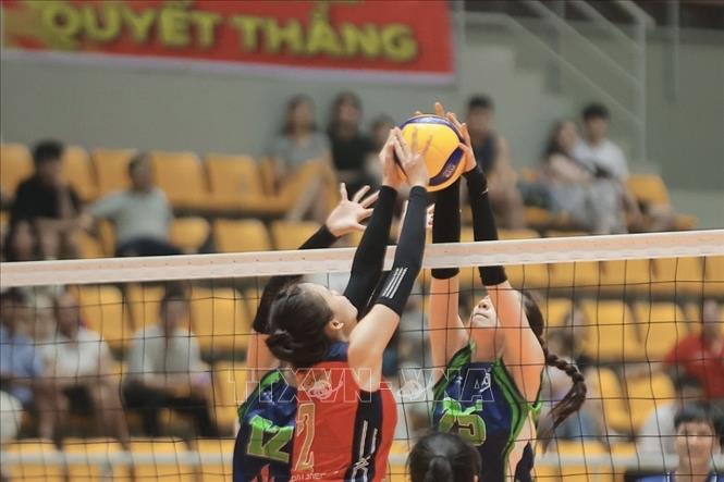 Ngay sau lễ khai mạc diễn ra trận đấu giữa nữ Geleximco Hưng Yên (áo đỏ) gặp nữ Hoá chất Đức Giang Lào Cai (áo xanh). Thi đấu lấn lướt, Hoá chất Đức Giang Lào Cai giành chiến thắng cách biệt với tỷ số 3-0. Ảnh: Minh Quyết - TTXVN