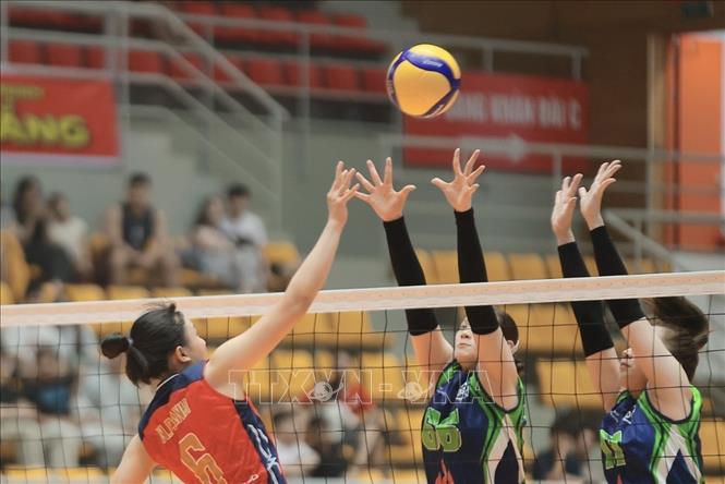 Trận đấu giữa nữ Geleximco Hưng Yên (áo đỏ) gặp nữ Hoá chất Đức Giang Lào Cai (áo xanh). Ảnh: Minh Quyết - TTXVN