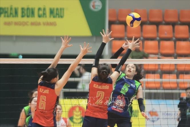 Thi đấu lấn lướt, Hoá chất Đức Giang Lào Cai giành chiến thắng cách biệt với tỷ số 3-0 trước nữ Geleximco Hưng Yên (áo đỏ). Ảnh: Minh Quyết - TTXVN