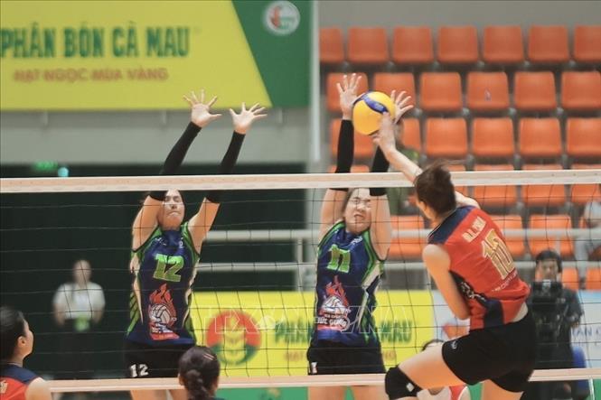 Ngay sau lễ khai mạc diễn ra trận đấu giữa nữ Geleximco Hưng Yên (áo đỏ) gặp nữ Hoá chất Đức Giang Lào Cai (áo xanh). Ảnh: Minh Quyết - TTXVN