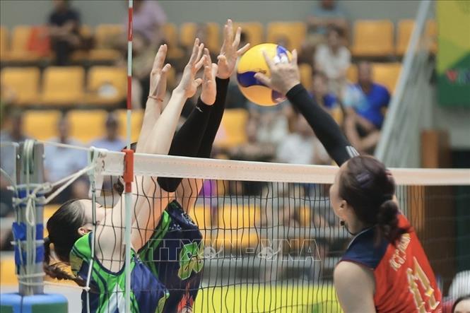 Ngay sau lễ khai mạc diễn ra trận đấu giữa nữ Geleximco Hưng Yên (áo đỏ) gặp nữ Hoá chất Đức Giang Lào Cai (áo xanh). Thi đấu lấn lướt, Hoá chất Đức Giang Lào Cai giành chiến thắng cách biệt với tỷ số 3-0. Ảnh: Minh Quyết - TTXVN