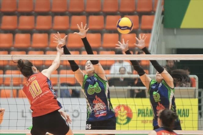 Ngay sau lễ khai mạc diễn ra trận đấu giữa nữ Geleximco Hưng Yên (áo đỏ) gặp nữ Hoá chất Đức Giang Lào Cai (áo xanh). Ảnh: Minh Quyết - TTXVN