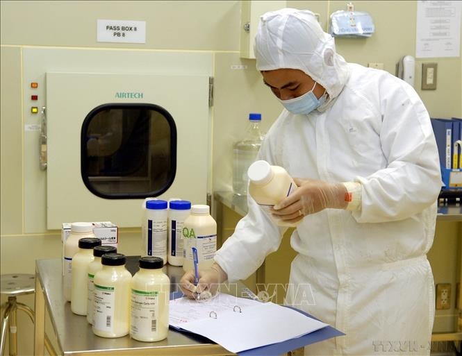Trung tâm Nghiên cứu, Sản xuất vắc-xin và sinh phẩm y tế (Bộ Y tế) mỗi năm sản xuất 40 triệu liều vắc-xin bại liệt uống (OPV) và 7,5 triệu liều vắc-xin sởi (MVVAC) đạt chuẩn quốc tế, đáp ứng 100% nhu cầu cho chương trình tiêm chủng mở rộng trong nước với giá thành giảm 60% so với sản phẩm nhập khẩu; bên cạnh đó, Trung tâm còn sản xuất và cung cấp ra thị trường vắc xin Rota Virut và nhiều loại sinh phẩm y tế khác. Ảnh: Danh Lam - TTXVN