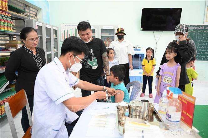 Tiêm vaccine phòng, chống dịch sởi cho học sinh tiểu học trên địa bàn tỉnh Long An. Ảnh: Thanh Bình - TTXVN