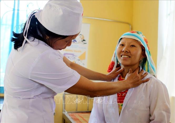 Y tế dự phòng đóng vai trò quan trọng hàng đầu trong sự nghiệp bảo vệ, chăm sóc sức khỏe ban đầu và nâng cao sức khỏe cho nhân dân. Những năm qua, y tế dự phòng của Việt Nam đạt nhiều kết quả đáng mừng, khống chế thành công nhiều dịch bệnh nguy hiểm mới nổi, trở thành bài học kinh nghiệm sáng cho nhiều quốc gia. Trong ảnh: Khám chẩn đoán bệnh bướu cổ cho người dân xã Bành Trạch, huyện Ba Bể (Bắc Kạn). Ảnh: Hữu Oai-TTXVN