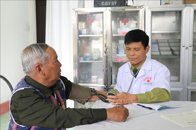 Bác sĩ quân y tại thành phố Huế thăm khám cho người dân. Ảnh: Mai Trang - TTXVN