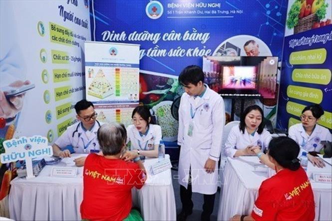 Các bác sĩ Bệnh viện Hữu Nghị khám chữa bệnh miễn phí cho người dân trong buổi lễ triển khai Ngày Sức khỏe Toàn dân (7/4) với chủ đề “Chủ động phòng bệnh - vì một Việt Nam khỏe mạnh”, 5/4/2026, tại Hà Nội. Ảnh: Minh Đức - TTXVN