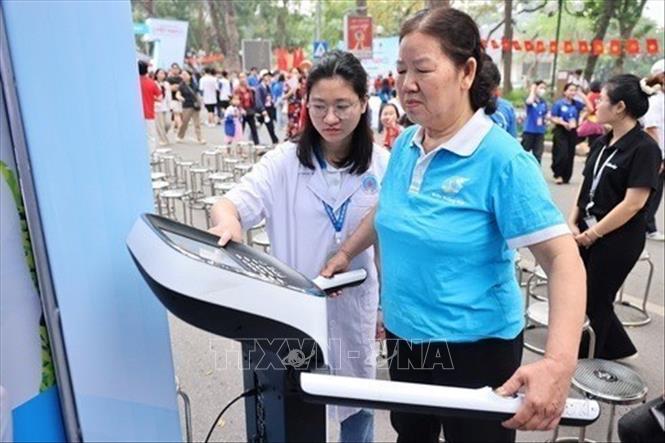 Các bác sĩ Bệnh viện Hữu Nghị khám chữa bệnh miễn phí cho người dân trong buổi lễ triển khai Ngày Sức khỏe Toàn dân (7/4) với chủ đề “Chủ động phòng bệnh - vì một Việt Nam khỏe mạnh”, 5/4/2026, tại Hà Nội. Ảnh: Minh Đức - TTXVN