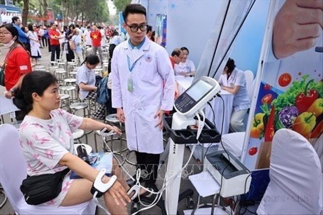 Các bác sĩ Bệnh viện Hữu Nghị khám chữa bệnh miễn phí cho người dân trong buổi lễ triển khai Ngày Sức khỏe Toàn dân (7/4) với chủ đề “Chủ động phòng bệnh - vì một Việt Nam khỏe mạnh”, 5/4/2026, tại Hà Nội. Ảnh: Minh Đức - TTXVN
