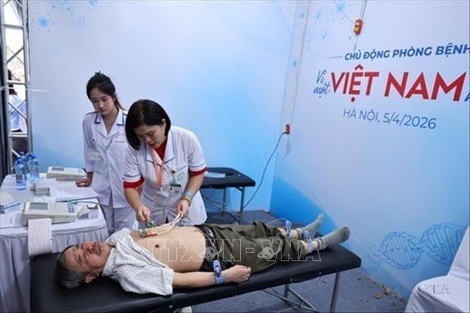 Các bác sĩ khám chữa bệnh miễn phí cho người dân trong buổi lễ triển khai Ngày Sức khỏe Toàn dân (7/4) với chủ đề “Chủ động phòng bệnh - vì một Việt Nam khỏe mạnh”, 5/4/2026, tại Hà Nội. Ảnh: Minh Đức - TTXVN