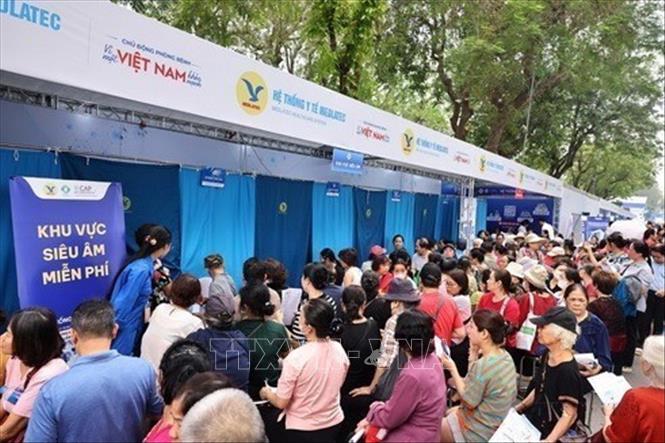 Người dân Thủ đô khám chữa bệnh miễn phí trong buổi lễ triển khai Ngày Sức khỏe Toàn dân (7/4) với chủ đề “Chủ động phòng bệnh - vì một Việt Nam khỏe mạnh”, 5/4/2026, tại Hà Nội. Ảnh: Minh Đức - TTXVN