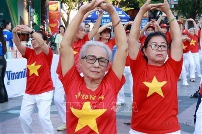Người cao tuổi tham gia đồng diễn dưỡng sinh, lan tỏa lối sống khỏe đến cộng đồng đồng hưởng ứng Ngày Sức khỏe toàn dân (7/4) và Ngày Sức khỏe thế giới năm 2026, trong Lễ mít tinh với chủ đề “Chủ động phòng bệnh - Vì một Việt Nam khỏe mạnh”, 5/4/2026, tại Thành phố Hồ Chí Minh. Ảnh: Đinh Hằng - TTXVN