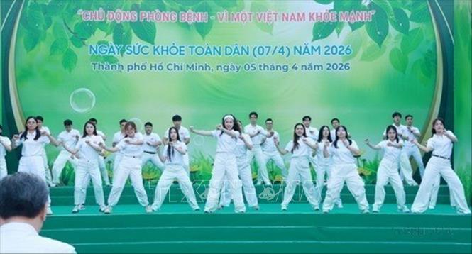 Sáng 5/4, hưởng ứng Ngày Sức khỏe toàn dân (7/4) và Ngày Sức khỏe thế giới năm 2026, UBND Thành phố Hồ Chí Minh tổ chức Lễ mít tinh với chủ đề “Chủ động phòng bệnh - Vì một Việt Nam khỏe mạnh”. Đây là sự kiện mở đầu trong chuỗi các hoạt động nhằm bảo đảm mọi người dân đều được tiếp cận các dịch vụ chăm sóc sức khỏe có chất lượng, công bằng, kịp thời và bền vững, không ai bị bỏ lại phía sau trong hành trình chăm sóc sức khỏe. Ảnh: Đinh Hằng - TTXVN