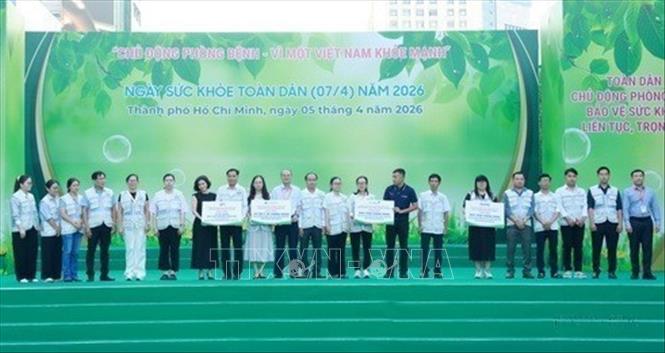 Sáng 5/4, hưởng ứng Ngày Sức khỏe toàn dân (7/4) và Ngày Sức khỏe thế giới năm 2026, UBND Thành phố Hồ Chí Minh tổ chức Lễ mít tinh với chủ đề “Chủ động phòng bệnh - Vì một Việt Nam khỏe mạnh”. Trong ảnh: Ra mắt các Đội chăm sóc sức khỏe liên tục gắn với địa bàn dân cư. Ảnh: Đinh Hằng - TTXVN