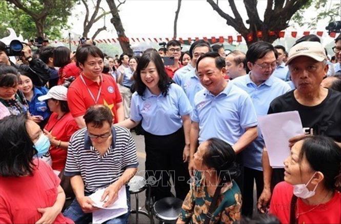 Đồng chí Trịnh Văn Quyết, Ủy viên Bộ Chính trị, Bí thư Trung ương Đảng, Trưởng ban Tuyên giáo và Dân vận Trung ương cùng Bộ trưởng Bộ Y tế Đào Hồng Lan thăm hỏi sức khỏe người dân, 5/4/2026, tại Hà Nội. Ảnh: Minh Đức - TTXVN