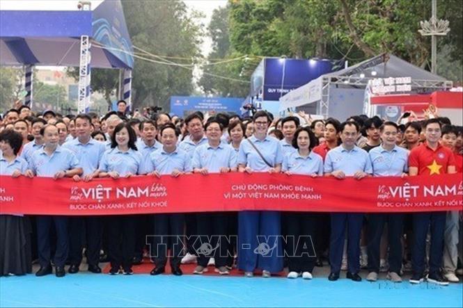 Đồng chí Trịnh Văn Quyết, Ủy viên Bộ Chính trị, Bí thư Trung ương Đảng, Trưởng ban Tuyên giáo và Dân vận Trung ương cùng các đại biểu tham dự đi bộ “Vì một Việt Nam khỏe mạnh”, 5/4/2026, tại Hà Nội. Ảnh: Minh Đức - TTXVN