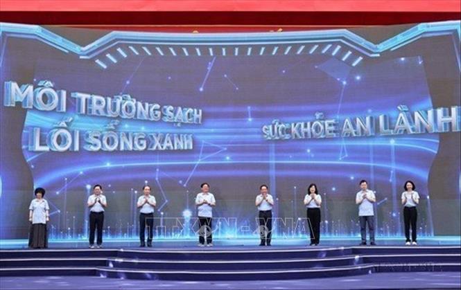 Các đại biểu thực hiện nghi thức phát động hưởng ứng Ngày sức khỏe Việt Nam, Ngày hội sức khỏe và Giải đi bộ “Vì một Việt Nam khỏe mạnh”, 5/4/2026, tại Hà Nội. Ảnh: Minh Đức - TTXVN