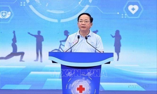 Sáng 5/4/2026, tại Hà Nội, thực hiện Kế hoạch của Ban Tuyên giáo Dân vận Trung ương và Bộ Y tế về triển khai Ngày Sức khỏe Toàn dân (7/4) với chủ đề “Chủ động phòng bệnh - vì một Việt Nam khỏe mạnh”, Cục Phòng bệnh, Cục quản lý khám chữa bệnh và Hội Thầy thuốc trẻ Việt Nam tổ chức chuỗi hoạt động chăm sóc sức khỏe cộng đồng quy mô lớn tại Hà Nội. Trong ảnh: Đồng chí Trịnh Văn Quyết, Ủy viên Bộ Chính trị, Bí thư Trung ương Đảng, Trưởng ban Tuyên giáo và Dân vận Trung ương phát biểu. Ảnh: Minh Đức - TTXVN