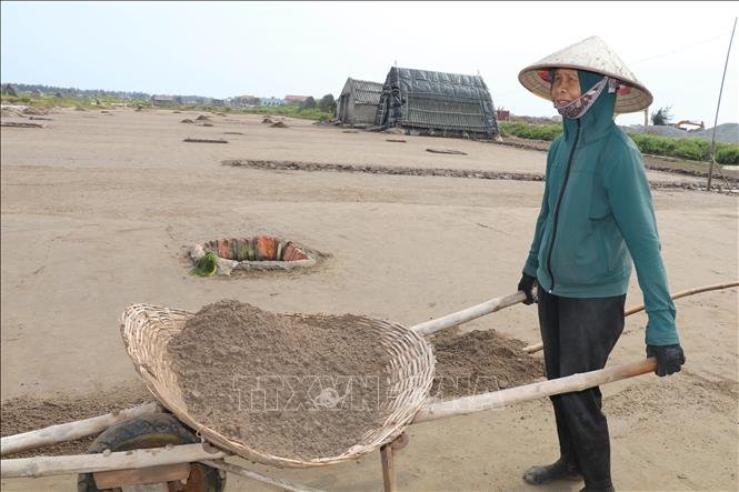 The process involves feeding sand into the filtration system to obtain brine with a higher salinity. VNA Photo: Thùy Dung 