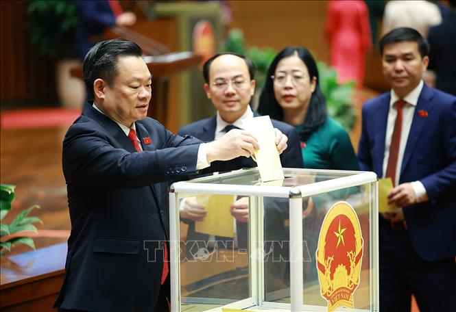 Các đại biểu Quốc hội bỏ phiếu bầu Chủ tịch nước. Ảnh: Dương Giang - TTXVN