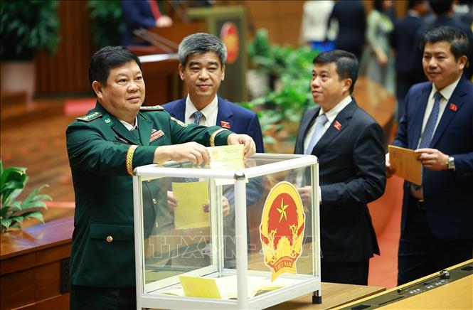 Các đại biểu Quốc hội bỏ phiếu bầu Chủ tịch nước. Ảnh: Dương Giang - TTXVN