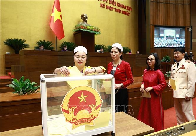 Các đại biểu Quốc hội bỏ phiếu bầu Chủ tịch nước. Ảnh: Dương Giang - TTXVN