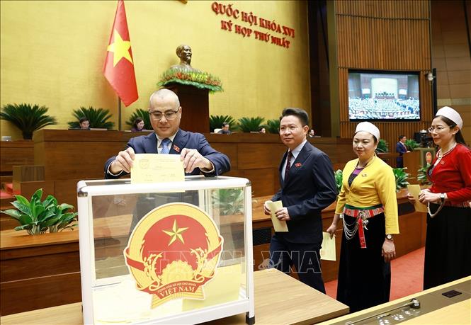 Các đại biểu Quốc hội bỏ phiếu bầu Chủ tịch nước. Ảnh: Dương Giang - TTXVN