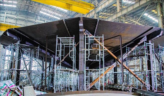 Trải qua hàng nghìn giờ lao động, con tàu dần thành hình, chuyển dịch từ những tấm thép thô, rời rạc thành một chỉnh thể vững chãi. Ảnh: Lan Anh/TTXVN phát
