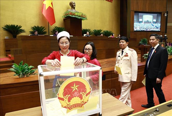 Các đại biểu Quốc hội bỏ phiếu bầu Chủ tịch nước. Ảnh: Dương Giang - TTXVN