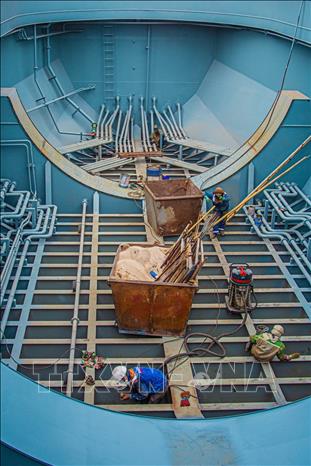 Toàn cảnh khu vực khoang tàu đang trong giai đoạn lắp đặt và thi công với sự phối hợp của nhiều tổ đội công nhân. Ảnh: Lan Anh/TTXVN phát
